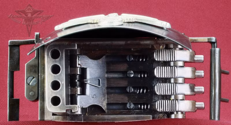 Vì vậy, Đức quốc xã cho sản xuất nguyên mẫu 2 phiên bản của SS-Waffenakademie Koppelschloßpistole vào những năm 1943 - 1944.