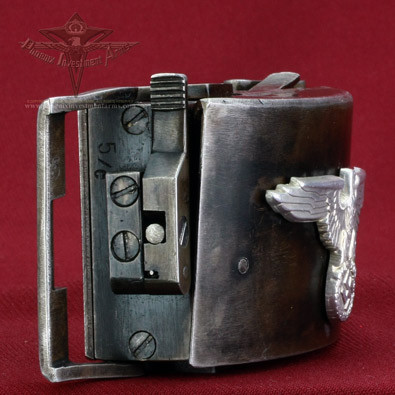 Loại súng đặc biệt này của phát xít Đức có cơ chế bắn đặc biệt bên trong. Cụ thể, vũ khí này được thiết kế nã đạn ngay khi mở nắp dây thắt lưng.