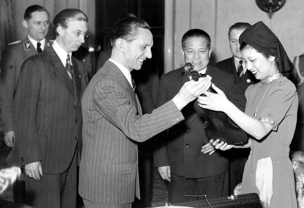 Theo đó, người dân Đức bị lừa bịp bởi những mánh khóe tuyên truyền, lời nói dối của Goebbels và tin rằng nhà độc tài Hitler sẽ sớm hồi sinh nước Đức, đưa quốc gia trở lại những ngày vinh quang huy hoàng như năm xưa.