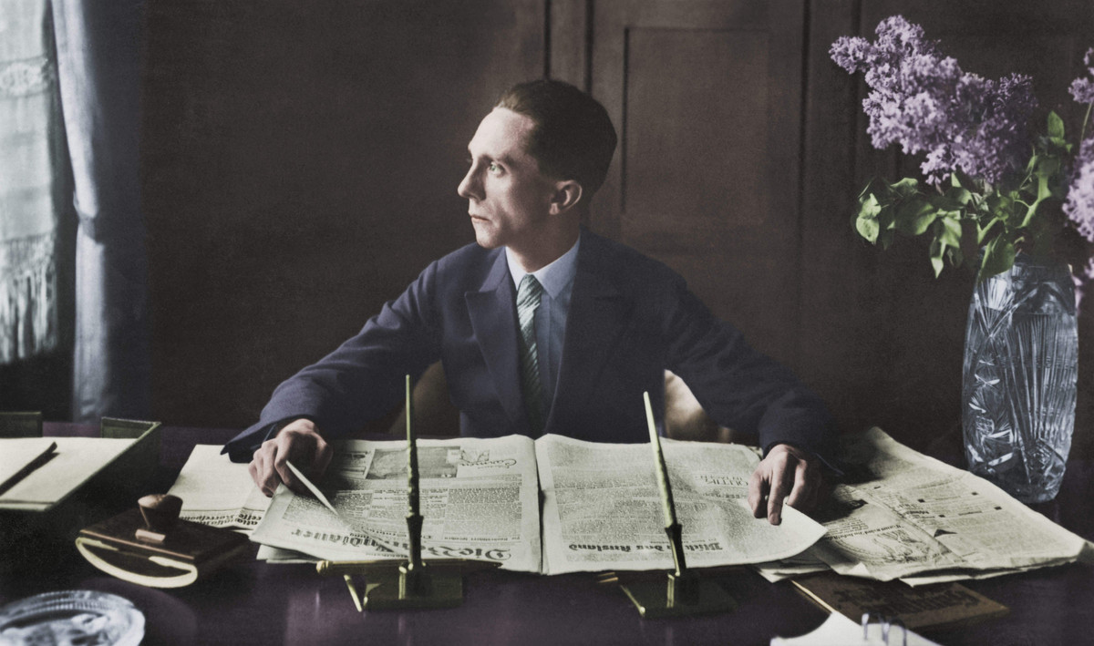 Kể từ khi Thế chiến 2 nổ ra, Goebbels cho ra đời những thước phim tuyên truyền cho chế độ của Hitler và nhận được sự ủng hộ của phần lớn dân chúng Đức cho các chiến dịch của phát xít Đức.