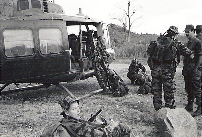 Tại Việt Nam, binh sĩ đặc nhiệm hải quân (SEAL) có nhiệm vụ phối hợp với lực lượng Green Baret (Mũ nồi xanh) trong các hoạt động chiến tranh đặc biệt.