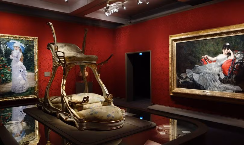 Theo một số tài liệu, ghế tình yêu của vua Edward VII có hình dáng kỳ lạ khi có không gian ở cả trên và dưới. Theo đó, chiếc ghế này có thể giúp ông hoàng nước Anh "mây mưa" với hai phụ nữ cùng lúc.