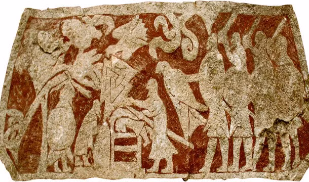 Khi ấy, phạm nhân sẽ bị trói chặt. Người hành hình sẽ sử dụng những dụng cụ sắc bén, thường là dao để lột da tội phạm.