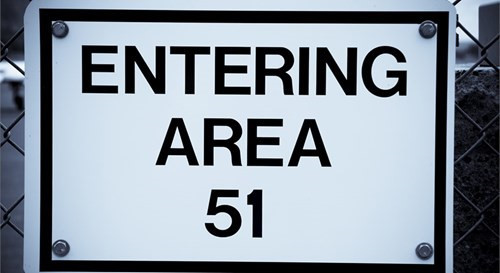 Nằm ở sa mạc Nevada hoang vắng, Vùng 51 tuyệt mật của Mỹ là căn cứ quân sự được bảo vệ nghiêm ngặt với nhiều lớp an ninh dày đặc.