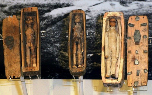 Nguồn gốc của những xác ướp là một bí ẩn. Một số người suy đoán số xác ướp tí hon là bùa chú của phù thủy hoặc bùa hộ mệnh của thủy thủ Scotland.