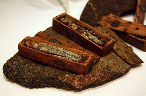 Theo nghiên cứu của các chuyên gia, toàn bộ xác ướp được làm từ gỗ. Người ta tỉ mỉ dùng dao để tạo ra những xác ướp đặc biệt này.