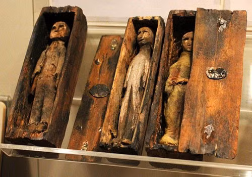 Toàn bộ 17 xác ướp còn có một điểm chung là đều bị mất 1 bên cánh tay. Căn cứ vào thực trạng từng xác ướp, các chuyên gia suy đoán chúng có khả năng do 2 người tạo ra.