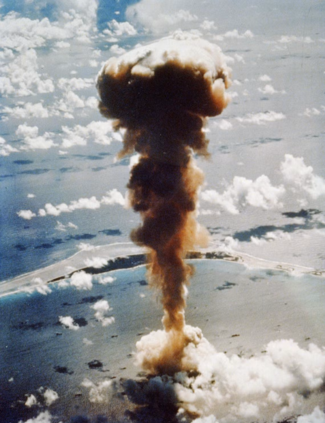 Với việc thực hiện gần 70 vụ thử hạt nhân, quần đảo Marshall bị ô nhiễm phóng xạ nặng.