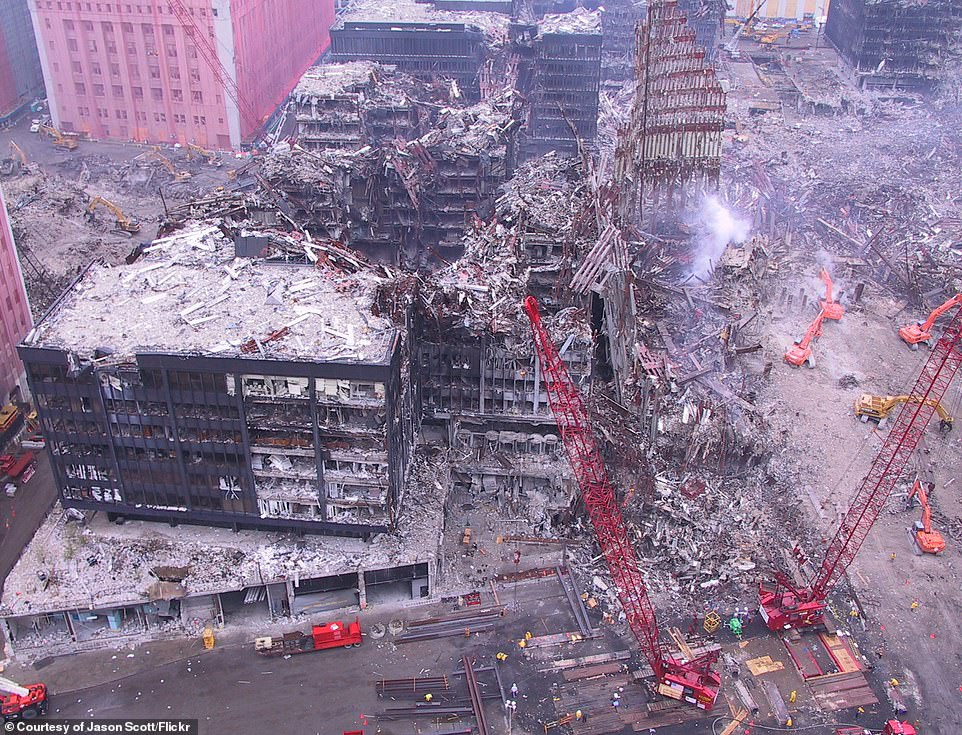 Không ai còn có thể nhận ra đây là tòa tháp WTC tráng lệ, sầm uất trước đó.