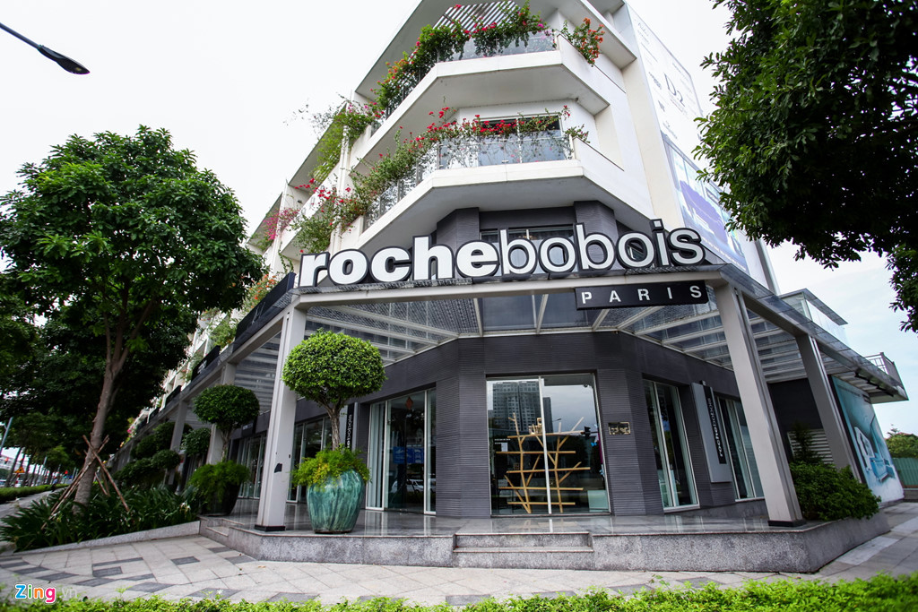 Dãy nhà phố có mặt tiền đường Nguyễn Cơ Thạch, vỉa hè rộng hơn 8 m liền với hành lang thương mại rộng 4 m đã tạo nên một tuyến phố thương mại hiện đại, sang trọng.