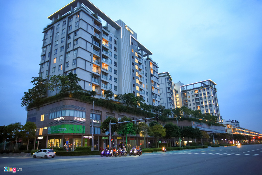 Do tập trung nhóm khách hàng tiềm năng có mức chi tiêu cao, khu vực đã thu hút nhiều thương hiệu gia dụng, tiêu dùng cao cấp đến thuê mặt bằng. Các sản phẩm phổ biến ở đây gồm thiết bị nhà bếp, vật liệu công trình, đồ nội thất,...