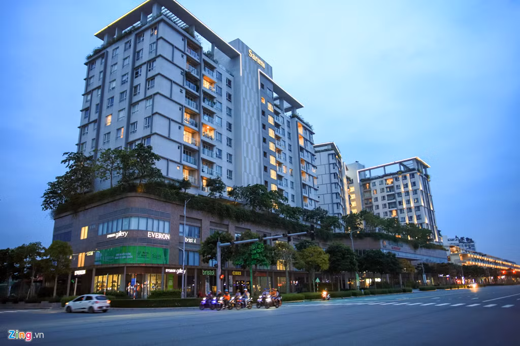 Do tập trung nhóm khách hàng tiềm năng có mức chi tiêu cao, khu vực đã thu hút nhiều thương hiệu gia dụng, tiêu dùng cao cấp đến thuê mặt bằng. Các sản phẩm phổ biến ở đây gồm thiết bị nhà bếp, vật liệu công trình, đồ nội thất,...