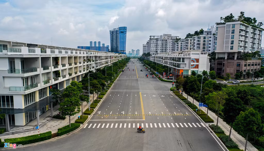 Mặc dù mật đô dân cư sinh sống không quá cao nhưng lợi thế về quy hoạch bài bản, hạ tầng kết nối tốt cũng như vị trí đắc địa (cách trung tâm quận 1 hơn 5 phút lái xe) đã đưa giá trị bất động sản của con đường Nguyễn Cơ Thạch lên cao.