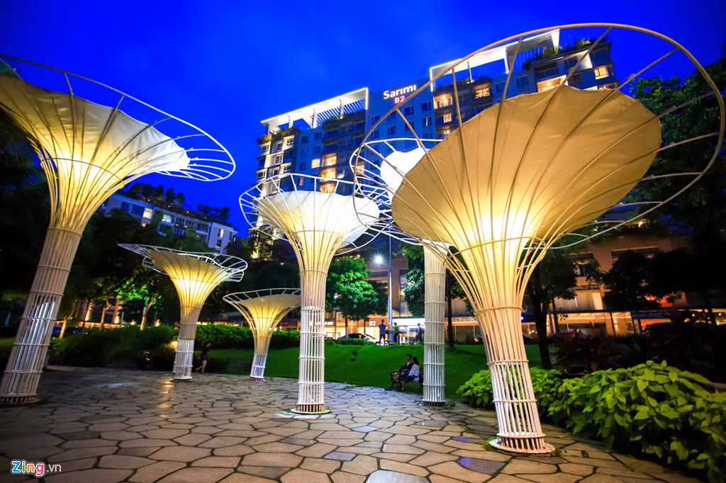 Khi nguồn cung văn phòng, nhà ở trong khu vực trung tâm trong những năm gần đây đang nhích lên một cách chậm chạp, việc người đầu chuyển dịch sang tìm kiếm các khu vực lân cận với chất lượng cao là điều dễ hiểu. Bên cạnh đó, những công trình phụ trợ như công viên, hồ nhân tạo trong khuôn viên dự án cũng là những giá trị cộng thêm của bất động sản trong khu vực này.