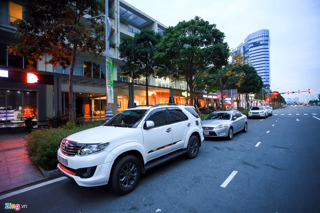 Theo thống kê của JLL Việt Nam, shophouse trên trục này đã tăng từ khoảng 20 tỷ đồng/căn ở thời điểm mở bán năm 2015 lên đến gần 80 tỷ đồng/căn, cao gấp 3-4 lần chỉ sau gần 5 năm. Trong khi đó, mức giá shophouse trung bình ở khu vực Thủ Thiêm vào khoảng 16.000 USD, tương đương 373 triệu đồng/m2.