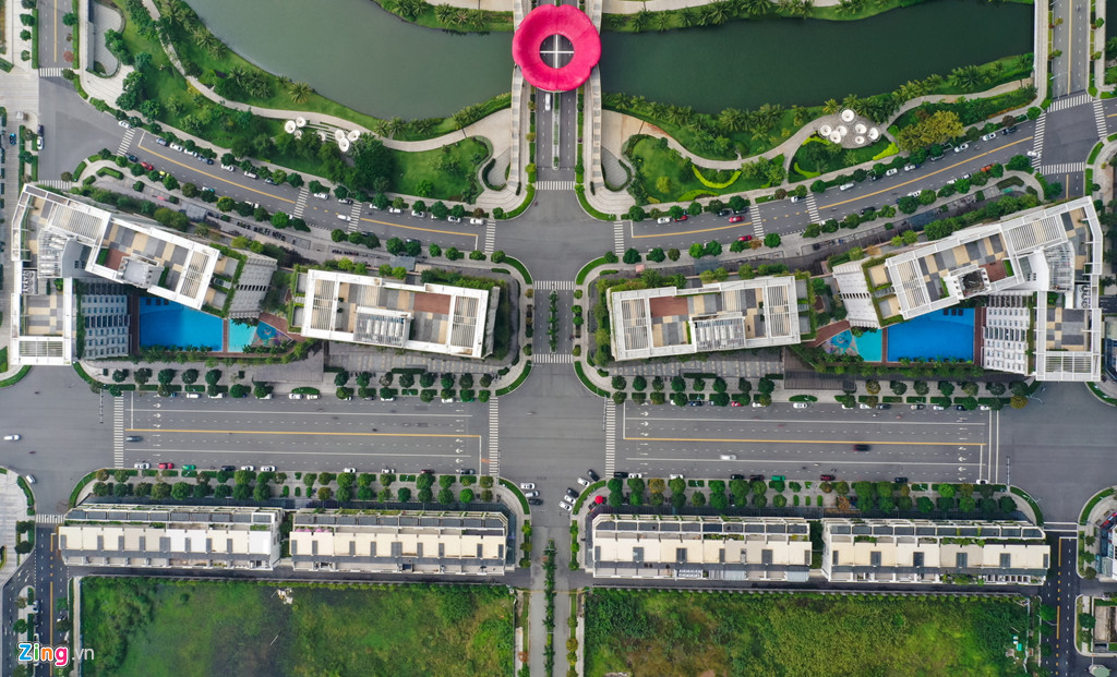 Đoạn đường này của trục Nguyễn Cơ Thạch còn được biết đến là con đường shophouse với dãy nhà phố thương mại và mặt bằng bán lẻ cho thuê có giá thuộc top đầu của thị trường TP.HCM hiện nay.