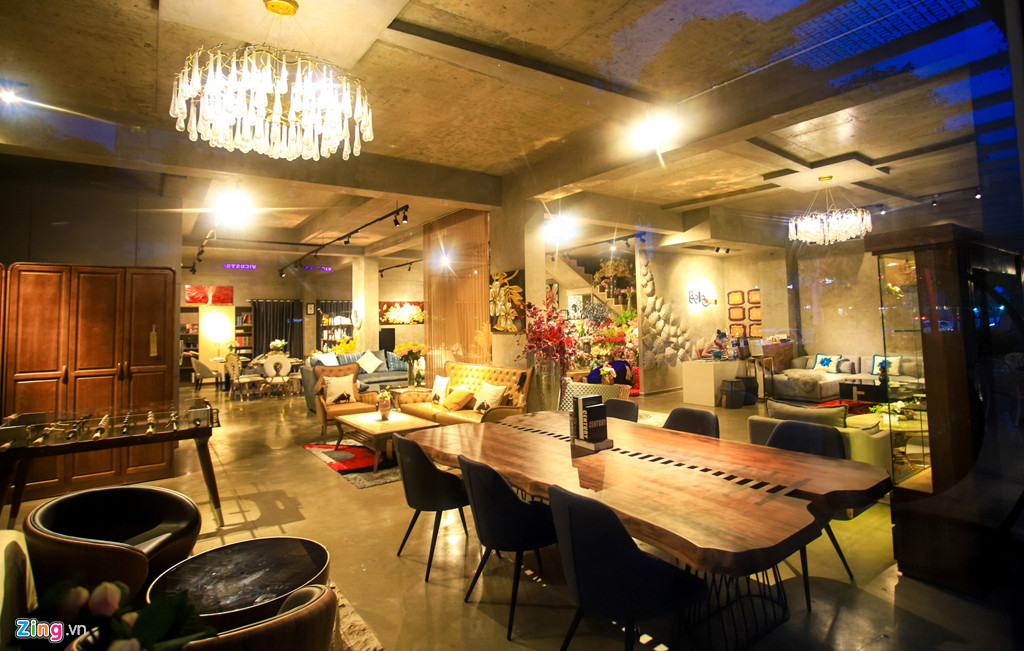 Với giá thuê đắt đỏ, khu vực này chủ yếu thu hút thương hiệu nước ngoài, bán các sản phẩm nhập khẩu. Tuy nhiên, hoạt động kinh doanh ở đây không quá sầm uất như quận 1. Các thương hiệu đa phần lựa chọn mặt bằng để làm không gian trưng bày.