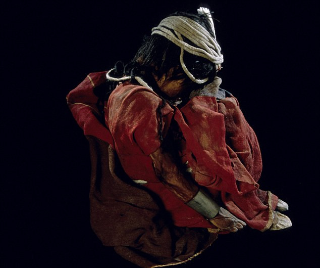 Những đứa trẻ được lựa chọn để tế thần đều xem đó là vinh dự và tự hào. Theo đó, những đứa trẻ nhỏ tuổi được lựa chọn từ khắp lãnh thổ của đế chế Inca để làm đồ tế thần mà không vấp phải sự kháng cự, chống đối nào.