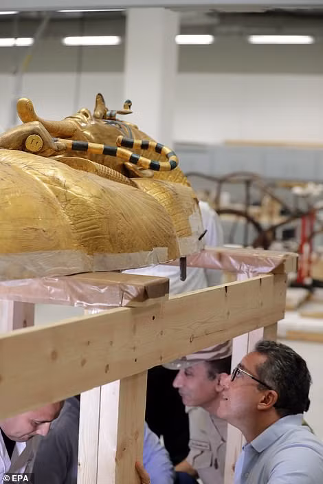 Sau hơn 3.300 năm, cỗ quan tài quý giá của Vua Tut có một số vết nứt và những hư hại nghiêm trọng khác.