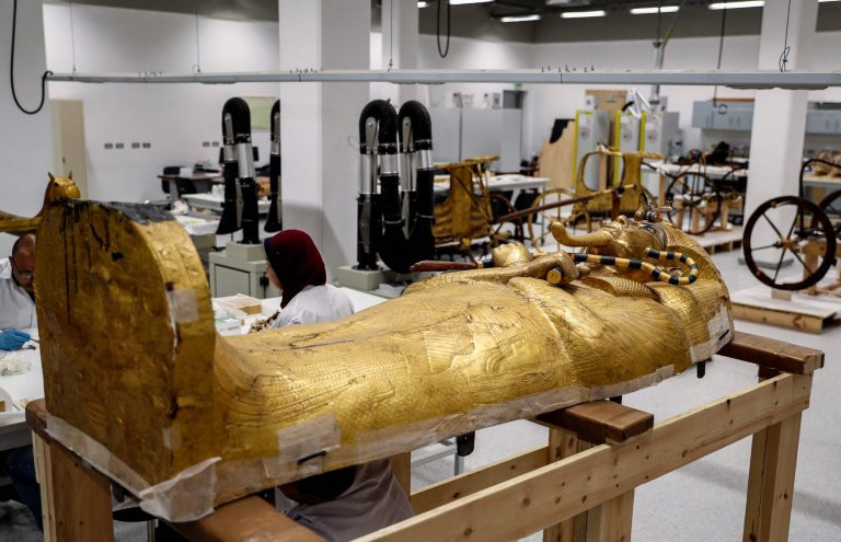 Do cỗ quan tài của Tutankhamun có "tuổi đời" khá cao nên việc phục hồi, sửa chữa được tiến hành cẩn thận và khoa học để tránh phá hủy sự toàn vẹn của nó.
