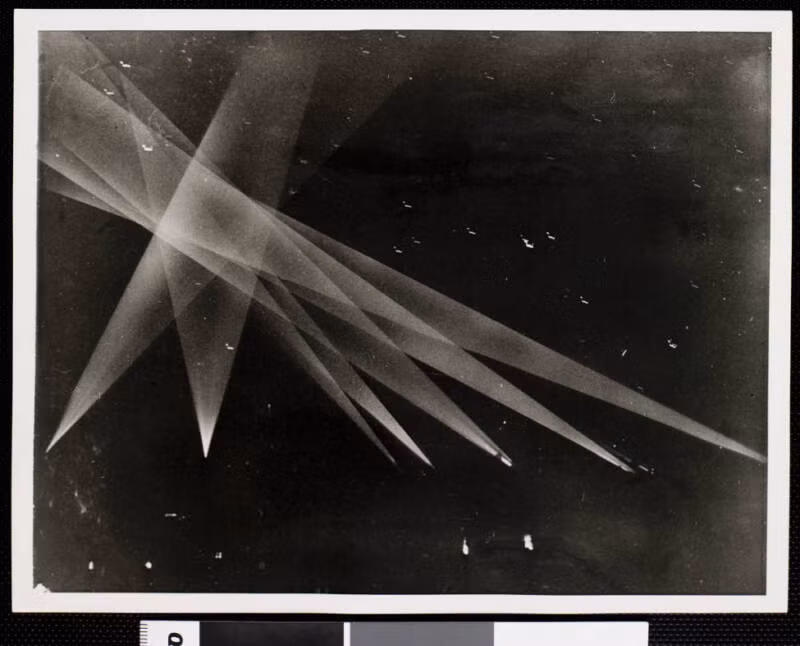 Sự kiện bí ẩn trên xảy ra vào đêm ngày 24/2/1942. Khi ấy, Lực lượng Phòng vệ Dân sự (CDS) ở Bờ Tây nước Mỹ phát hiện ra dấu hiệu đầu tiên của máy bay "lạ" đang tiến sát đất liền.