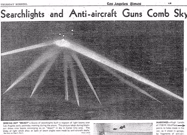 Kế đến, lệnh báo động được đưa ra khi có thông tin xác nhận phát hiện một máy bay không xác định đang tiếp cận bờ biển. 15 phút sau, báo động được tăng lên thành báo động đỏ.
