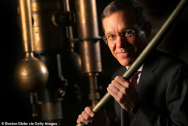 Trong bài phân tích trên tạp chí Khoa học Mỹ, nhà vật lý lý thuyết kiêm giáo sư Đại học Havard, Abraham Loeb, cho biết Mặt trăng giống như “lưới đánh cá” đối với sự sống ngoài hành tinh.