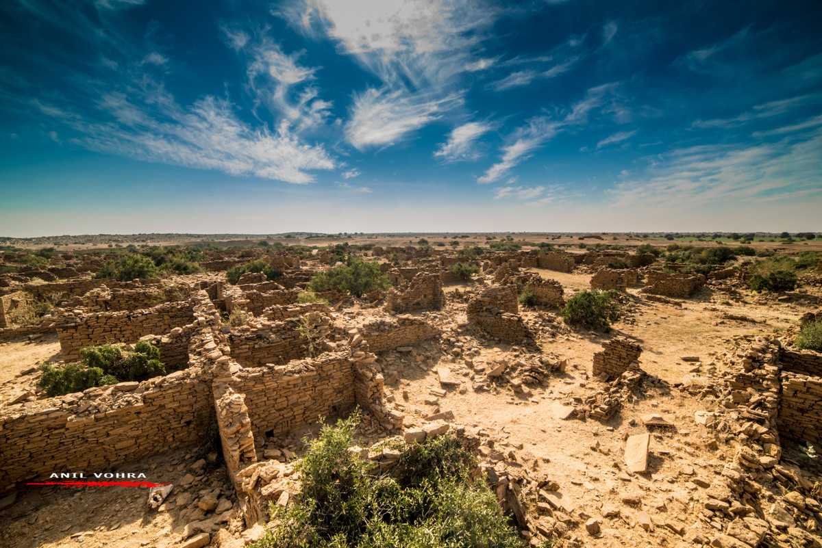 Liên quan đến sự việc này, người dân sống ở khu vực xung quanh tin rằng làng Kuldhara vướng vào một "lời nguyền" hắc ám khiến bất cứ ai sống ở đây đều bỏ mạng.