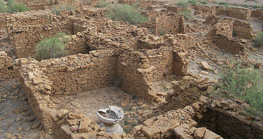 Không ai nhìn thấy dân làng Kuldhara chuyển đi trong đêm hay tìm thấy nơi họ chuyển tới định cư.