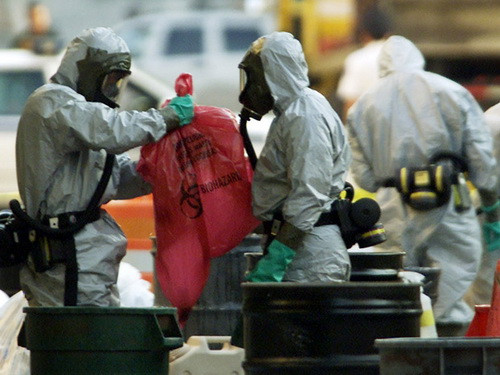 Người mắc bệnh than có các triệu chứng như cúm và cảm lạnh trong nhiều ngày trước khi chuyển sang biến chứng viêm phổi, suy hô hấp, tụt huyết áp, viêm màng não và suy tạng. Theo các chuyên gia, tỷ lệ tử vong của dạng bệnh than này có thể lên tới 92%.