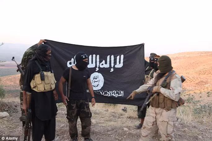 Nhà nước Hồi giáo (IS) tự xưng khiến dư luận bàng hoàng khi từng sử dụng chiến thuật khủng bố kinh hoàng nhằm vào người dân Iraq bằng cách sử dụng vũ khí sinh học. Các tay súng IS thả bom chứa bọ cạp sống vào các ngôi làng để gây tâm lý hoảng loạn.