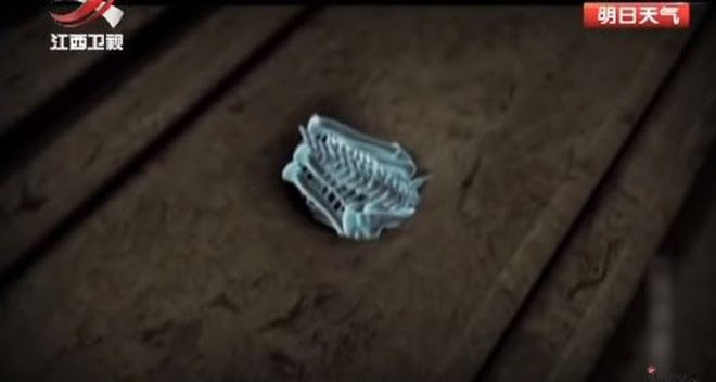 Một số đồ tùy táng được phát hiện cùng người chết giúp các chuyên gia xác định chủ nhân ngôi mộ sống vào thời kỳ đầu của nhà Tây Chu.