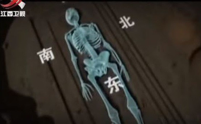 Khi mở nắp quan tài, các chuyên gia phát hiện hài cốt bên trong bị phân hủy do bị nước và đất xâm nhập.