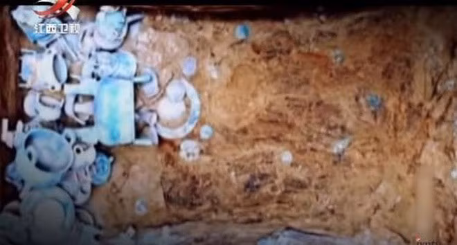 Cụ thể, ngôi mộ cổ có cửa mộ dài 4m, rộng 3m và 4 góc ở cửa mộ còn thiết kế lỗ nghiêng.