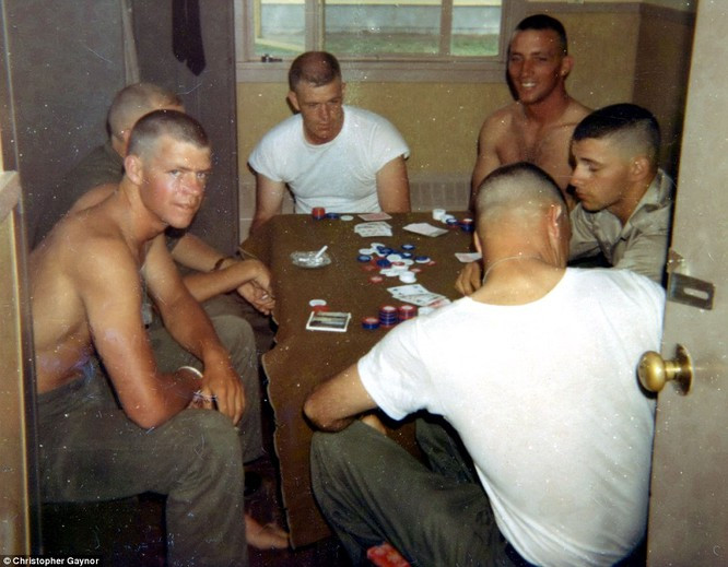 Khi chiến trường tạm yên tiếng bom đạn, lính Mỹ giải khuây bằng cách chơi đánh bài.