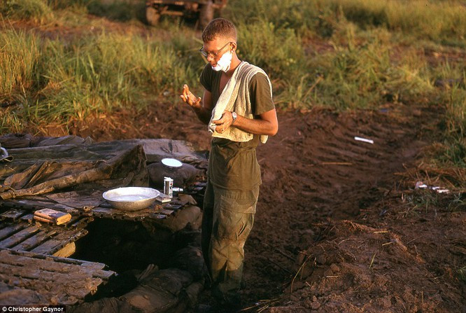 Một lính Mỹ cạo râu ngay trên chiến trường Việt Nam.