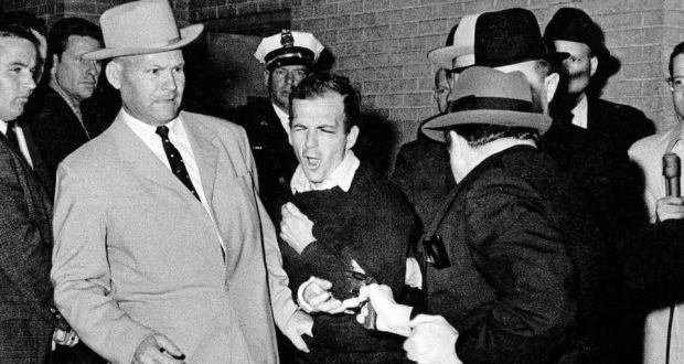 Hai ngày sau, trong lúc được chuyển từ trụ sở cảnh sát tới nhà tù địa phương, Oswald đã bị Jack Ruby - chủ hộp đêm ở Dallas dùng súng bắn chết.