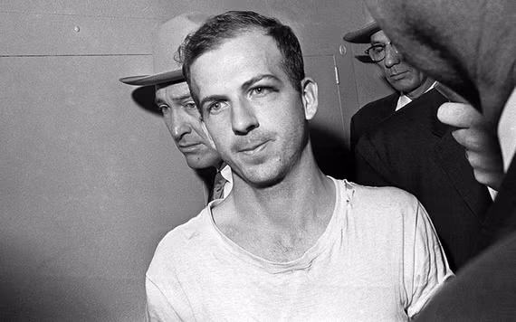 Nổi bật trong số này là bí ẩn về cái chết của kẻ ám sát Tổng thống Kennedy là Lee Harvey Oswald.