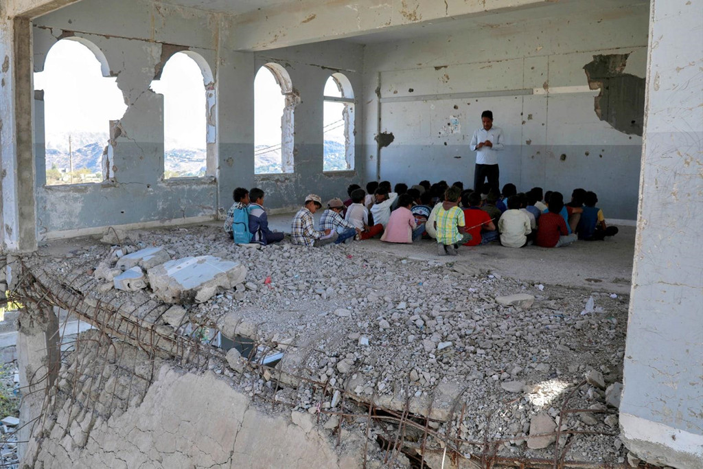 Trẻ em Yemen tham gia lớp học vào ngày đầu tiên của năm học mới tại thành phố Taez, ngày 3/9. Trường học đã bị hư hại vào năm ngoái trong một cuộc không kích trong cuộc chiến giữa các lực lượng chính phủ được Saudi hậu thuẫn và phiến quân Huthi.