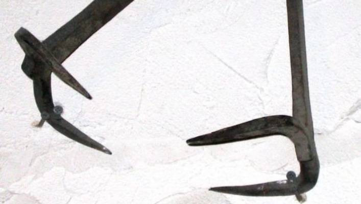 Người hành hình sẽ nung nóng cưa xẻ ngực rồi dùng nó để xẻ hoặc rạch ngực nữ phạm nhân.