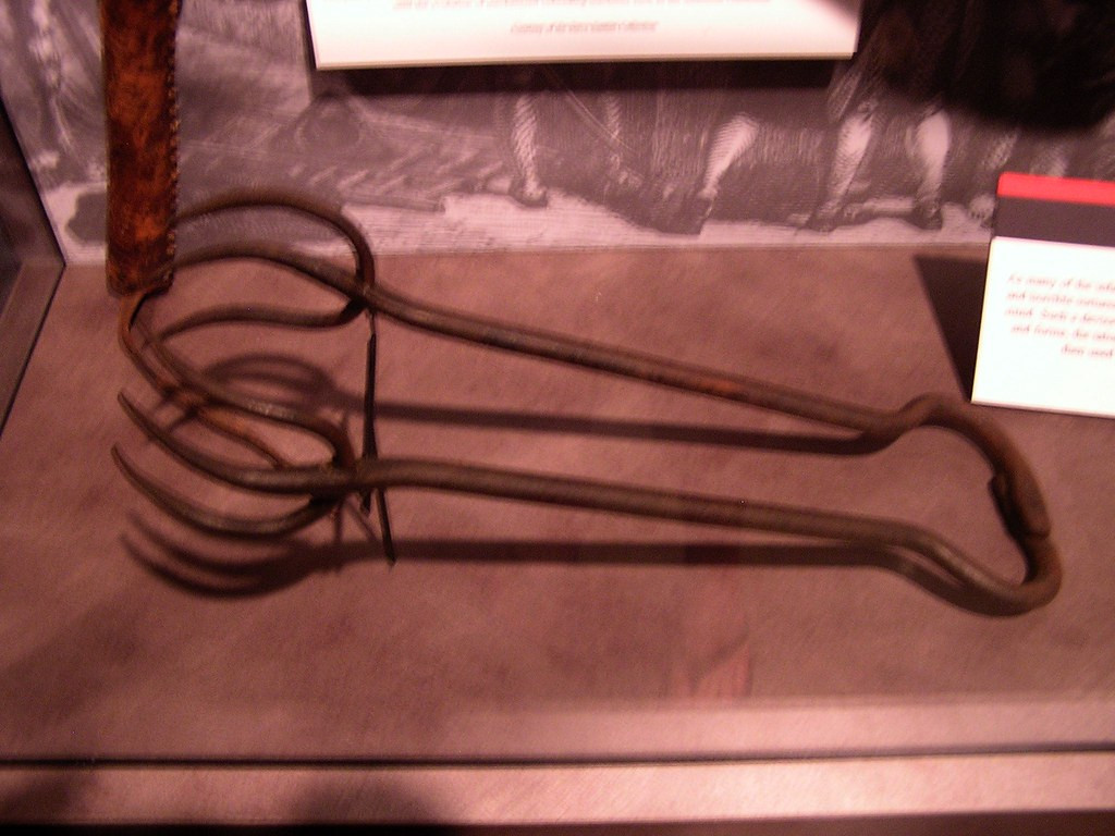 "Nhện" là biến thể của dụng cụ tra tấn trên. Người ta gắn hình cụ tra tấn này lên tường rồi kẹp "nhện" vào ngực phạm nhân.