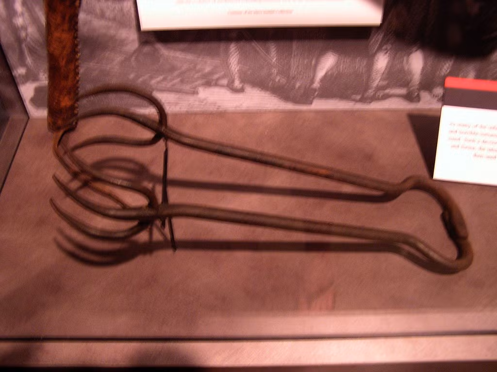 "Nhện" là biến thể của dụng cụ tra tấn trên. Người ta gắn hình cụ tra tấn này lên tường rồi kẹp "nhện" vào ngực phạm nhân.