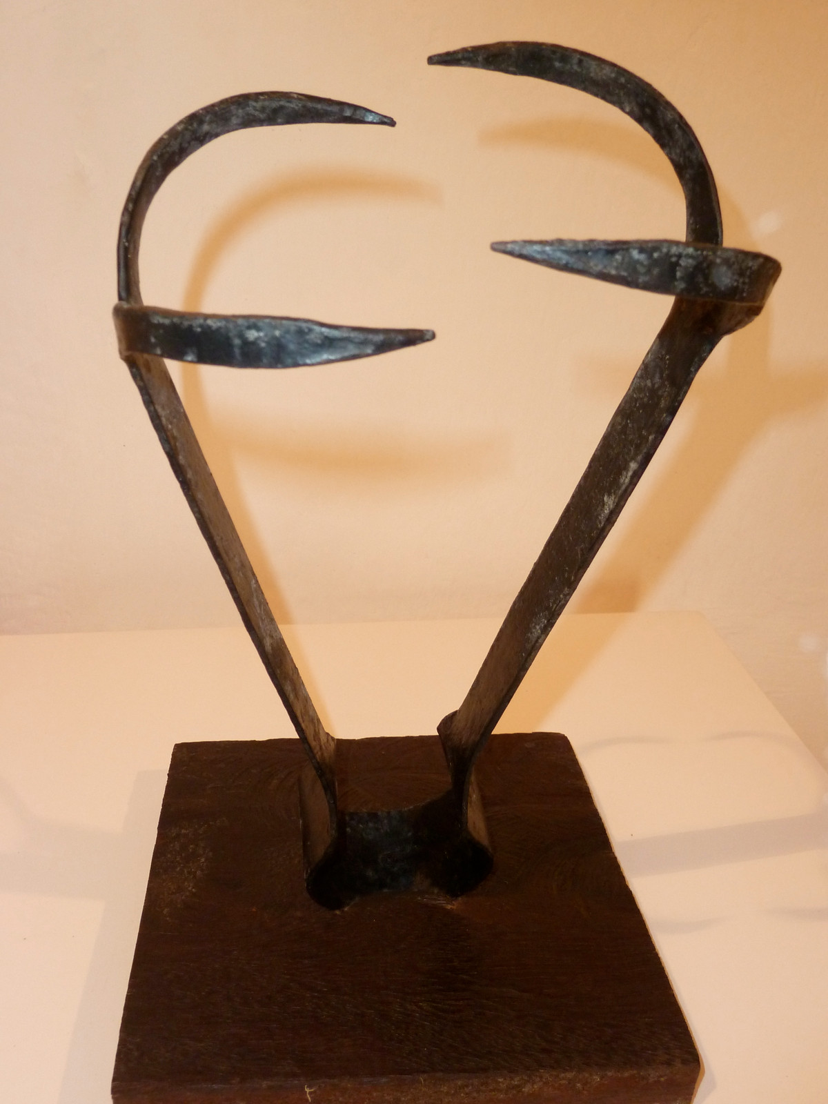 Theo thiết kế, cửa xẻ ngực được làm từ sắt với răng cưa có đầu nhọn sắc bén.