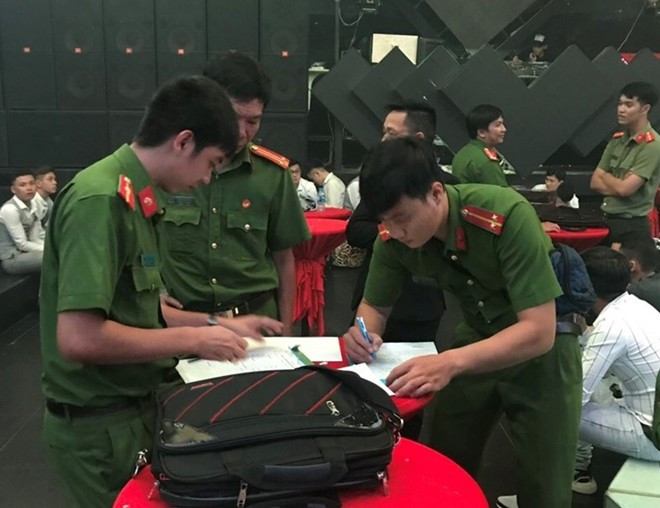 Dot kich quan bar Diamind Luxury, hang chuc dan choi chay tan loan