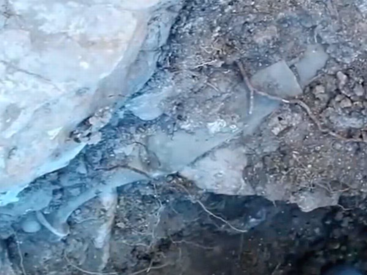 Điều khiến các chuyên gia bất ngờ hơn là trải qua hàng nghìn năm, thanh kiếm nằm dưới tảng đá lớn vẫn trong tình trạng tốt, trừ một phần lưỡi kiếm bị gãy.