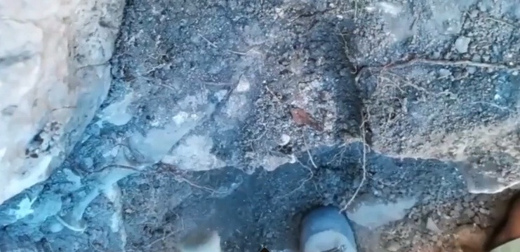 Từ đây, các chuyên gia suy đoán người xưa cố tình đặt thanh kiếm bên dưới tảng đá và chôn vũ khí này làm vật cúng tế.