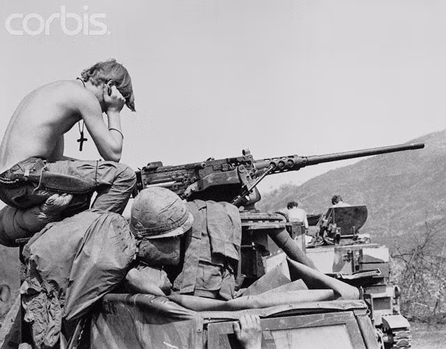 Lính Mỹ chợp mắt ngay trên xe bọc thép sau những ngày căng mình chiến đấu. Ảnh chụp ngày 4/4/1971 tại Việt Nam.