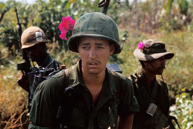 Lính Mỹ lộ rõ sự mệt mỏi, không còn tinh thần chiến đấu khi đi tiền trạm, tạo lập tuyến tuần tra. Bức ảnh chụp tại khu vực phía Tây Nam Sài Gòn, gần biên giới với Campuchia ngày 23/1/1970.