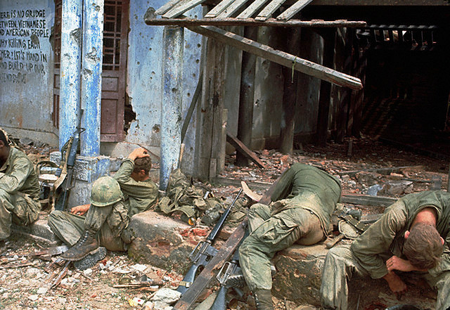 Sau một trận giao tranh ác liệt, lính Mỹ kiệt sức nên ngủ ngay tại những ngôi nhà đổ sập tại Quảng Trị năm 1968.