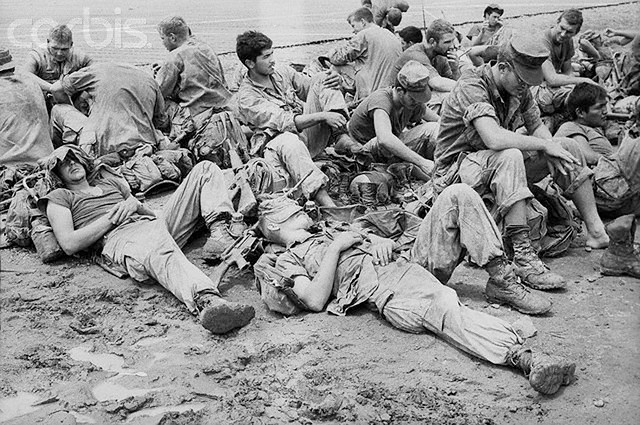 Nhiều lính Mỹ nằm ngủ ngay trên nền đất ẩm ướt trong lúc chờ hành quân đến Quảng Trị năm 1969.